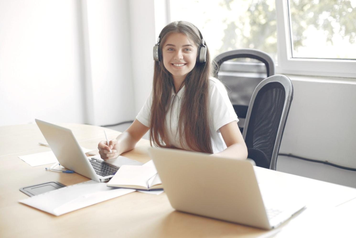 Environnement d'apprentissage moderne avec équipements technologiques